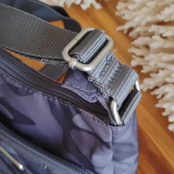 Baggallini 💥NWT💥 Joey Grey Camouflage Messenger Bag. - Picture 8 of 12